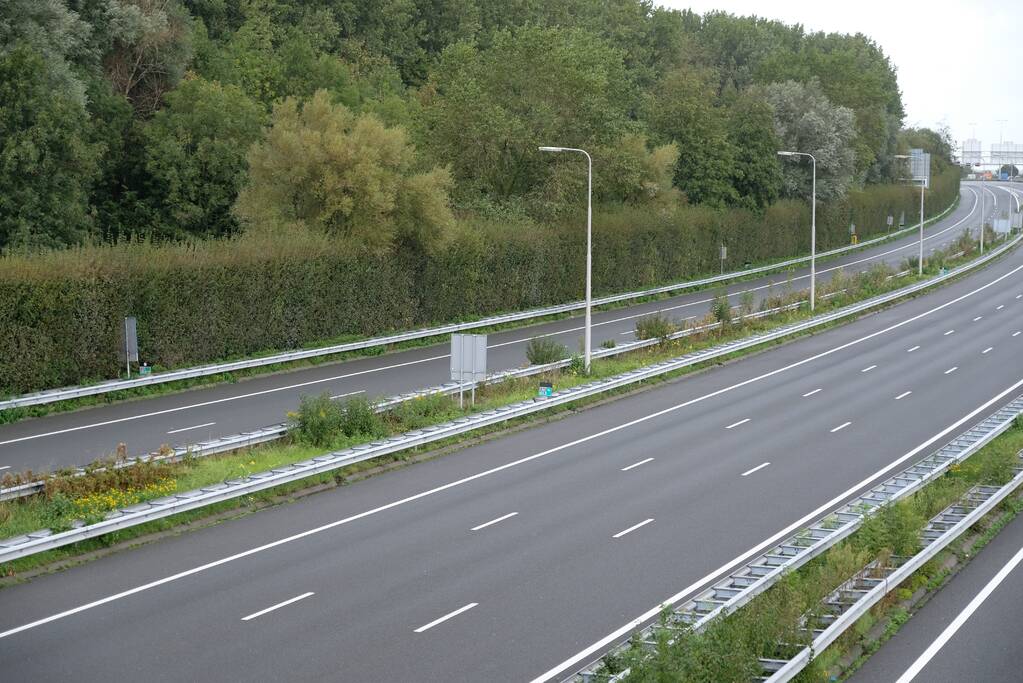 Enorme files: ondanks verbod honderden boeren met tractoren snelweg op