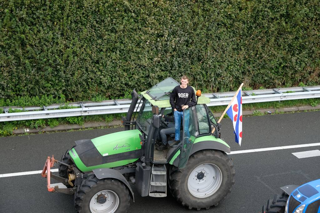 Enorme files: ondanks verbod honderden boeren met tractoren snelweg op