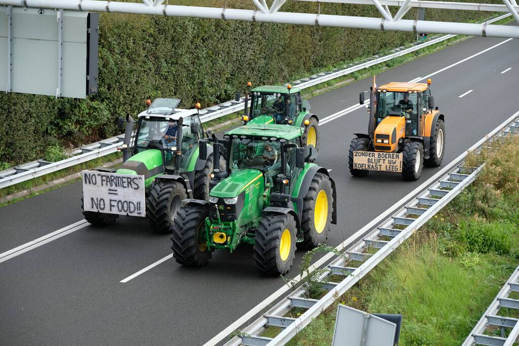 Enorme files: ondanks verbod honderden boeren met tractoren snelweg op