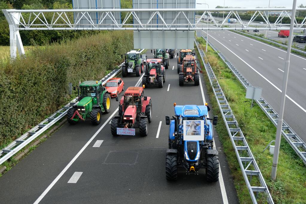 Enorme files: ondanks verbod honderden boeren met tractoren snelweg op