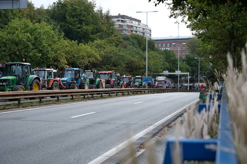 Enorme files: ondanks verbod honderden boeren met tractoren snelweg op