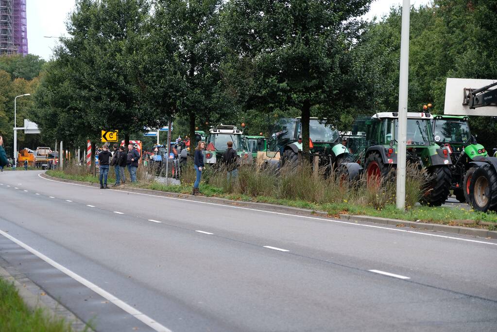 Enorme files: ondanks verbod honderden boeren met tractoren snelweg op