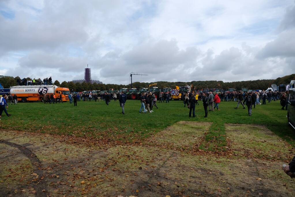 Enorme files: ondanks verbod honderden boeren met tractoren snelweg op