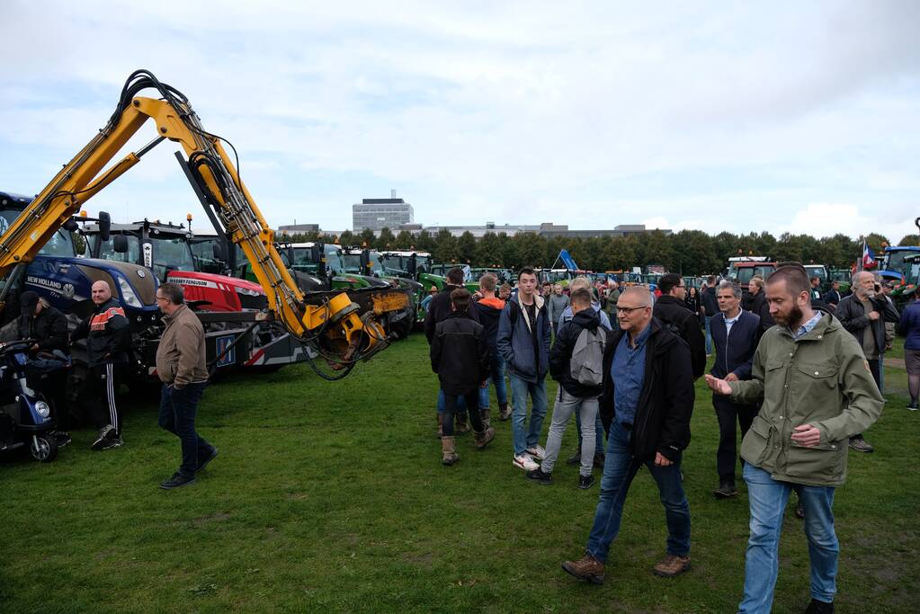 Enorme files: ondanks verbod honderden boeren met tractoren snelweg op