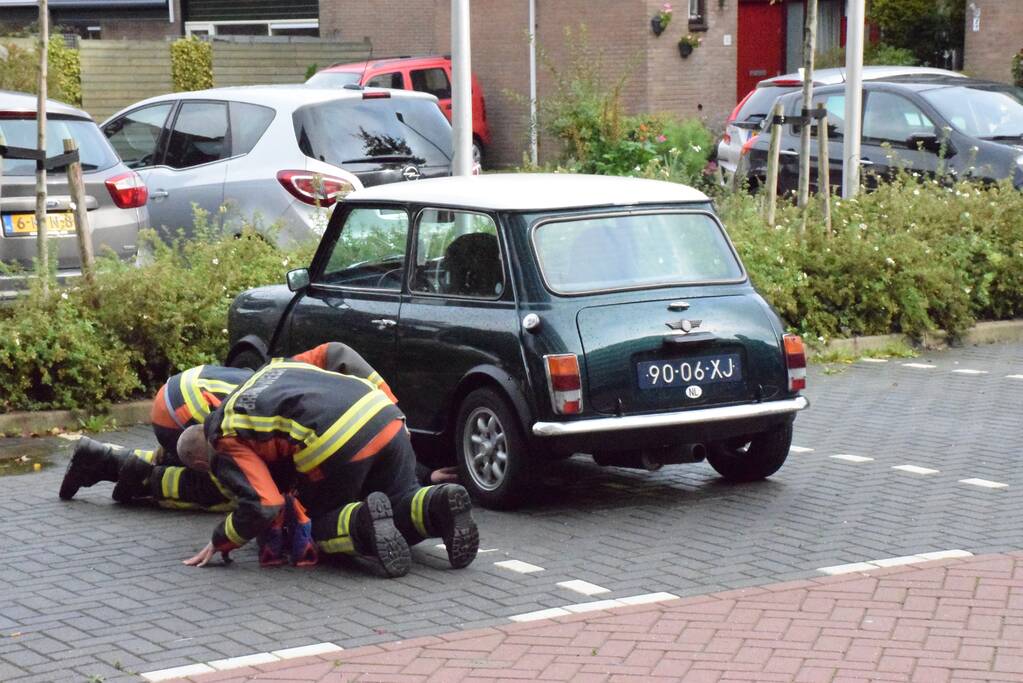 Mini Cooper lekt brandstof op parkeerplaats
