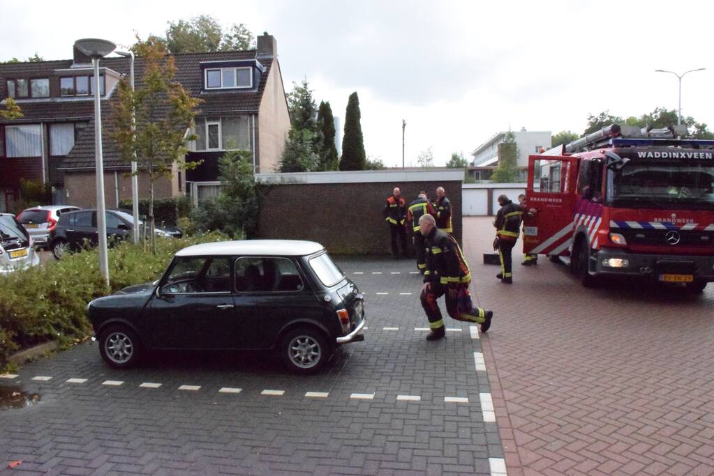 Mini Cooper lekt brandstof op parkeerplaats