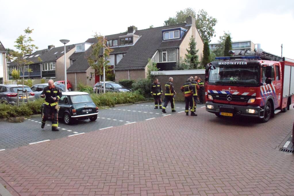 Mini Cooper lekt brandstof op parkeerplaats