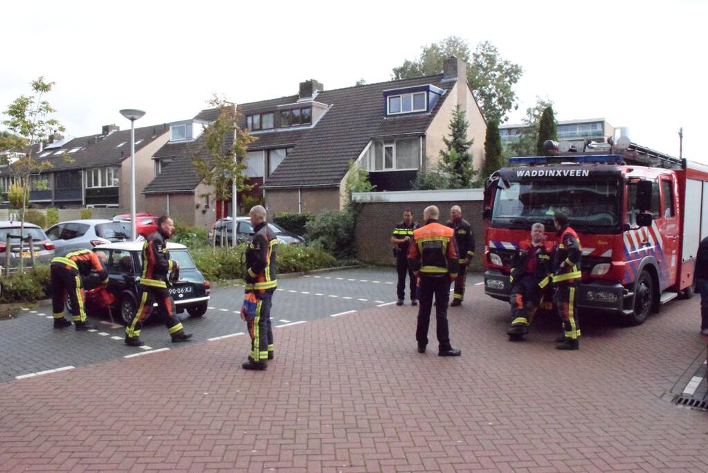 Mini Cooper lekt brandstof op parkeerplaats