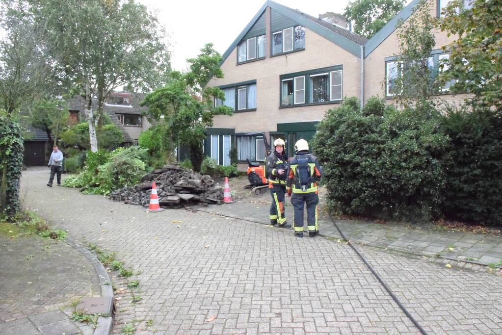 Minigraafmachine trek met boom gasleiding stuk