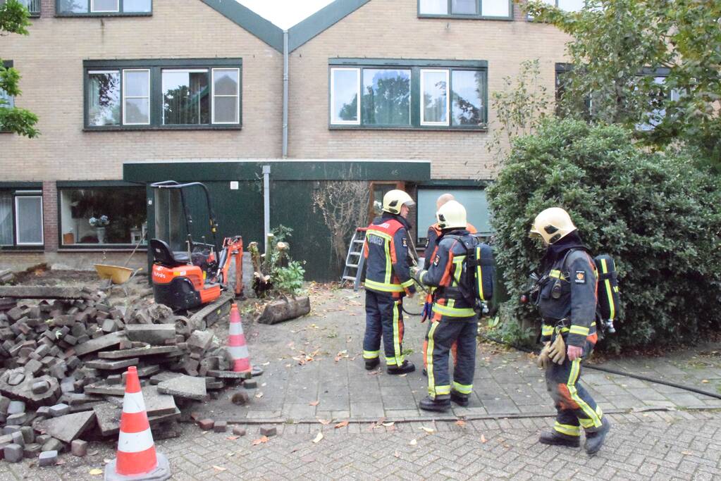 Minigraafmachine trek met boom gasleiding stuk