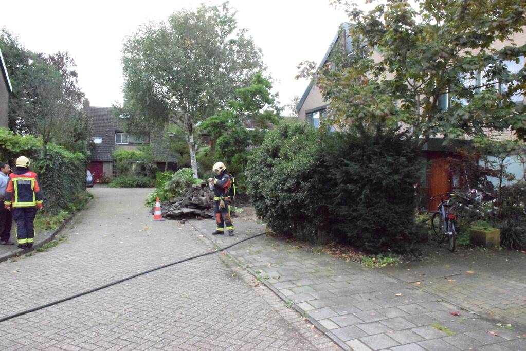 Minigraafmachine trek met boom gasleiding stuk