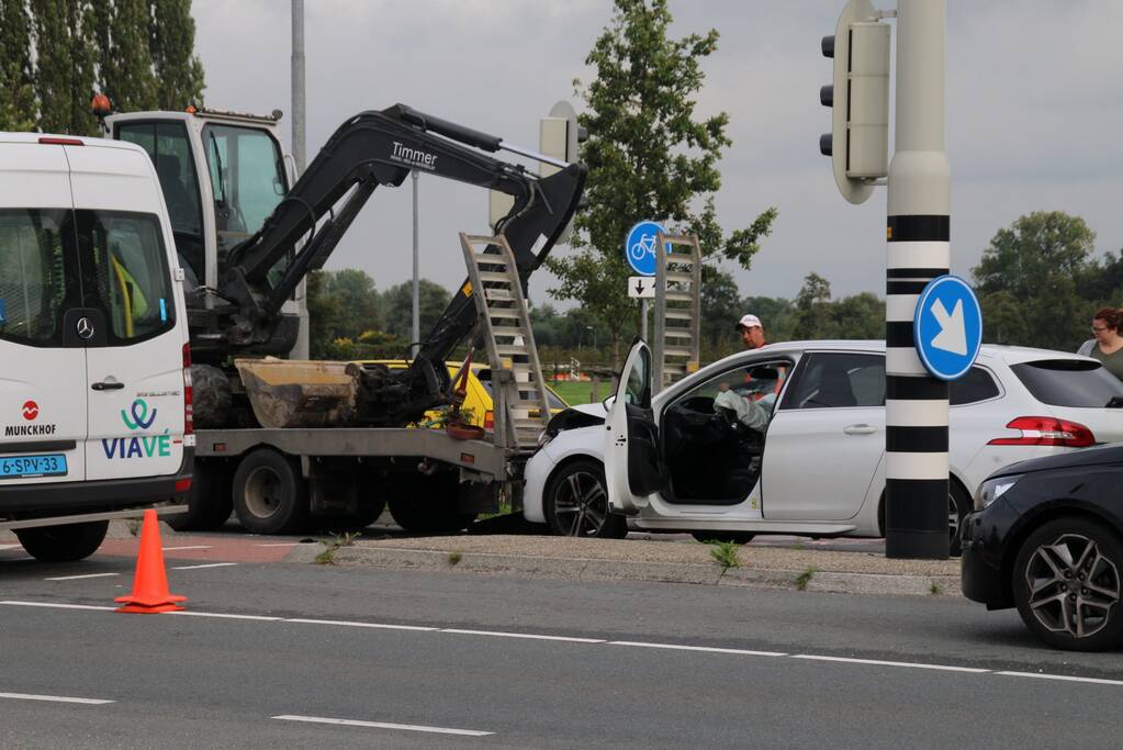 Auto rijdt achterop vrachtwagen