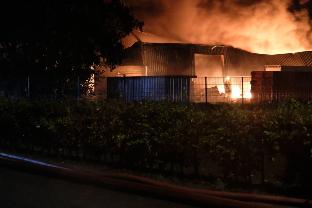 Zeer grote brand in meerdere loodsen