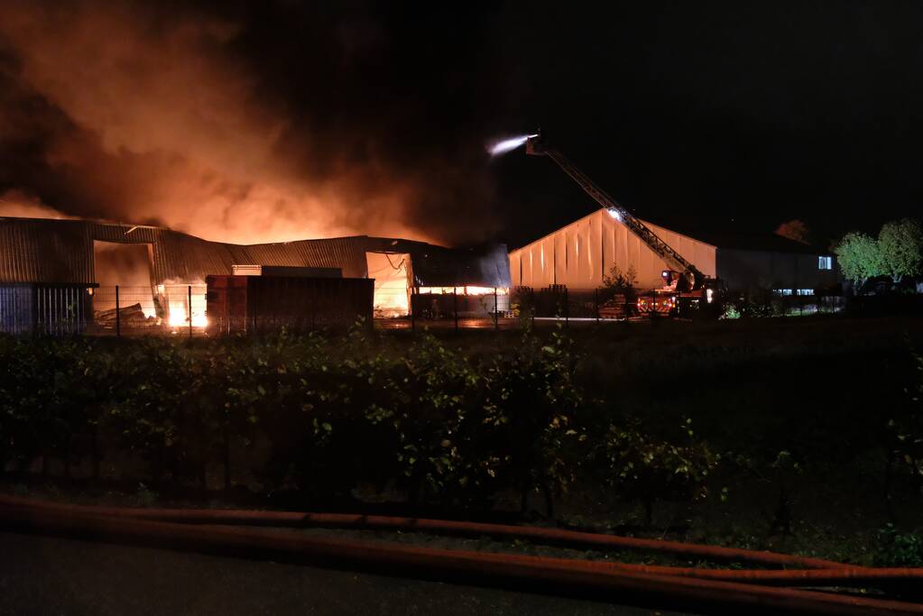 Zeer grote brand in meerdere loodsen