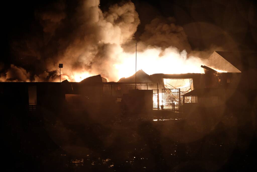 Zeer grote brand in meerdere loodsen
