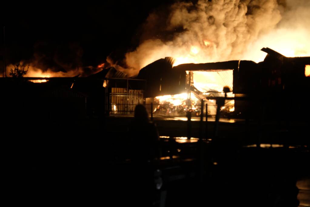 Zeer grote brand in meerdere loodsen