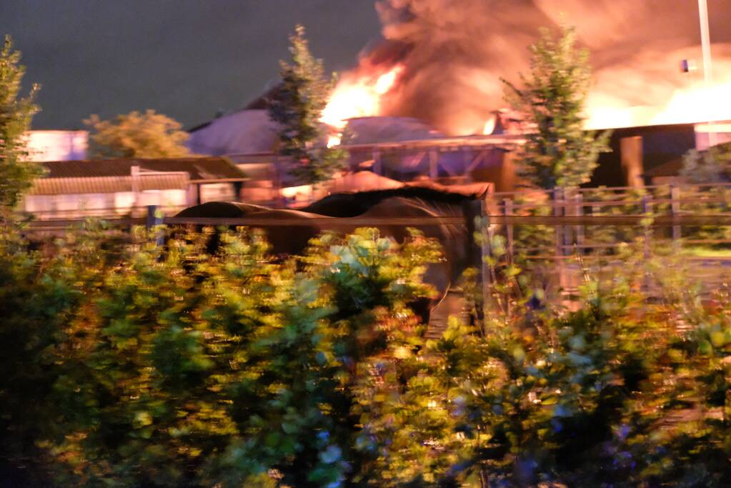 Zeer grote brand in meerdere loodsen