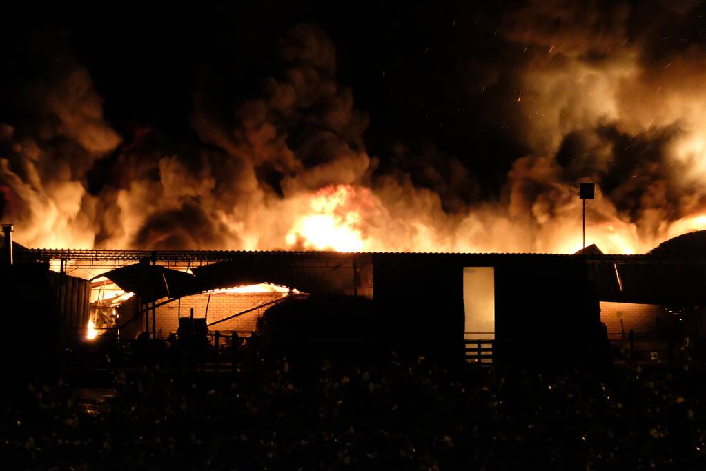 Zeer grote brand in meerdere loodsen