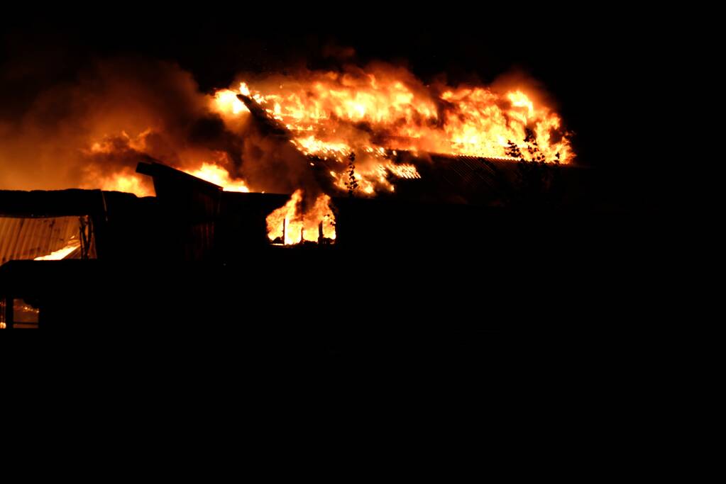 Zeer grote brand in meerdere loodsen