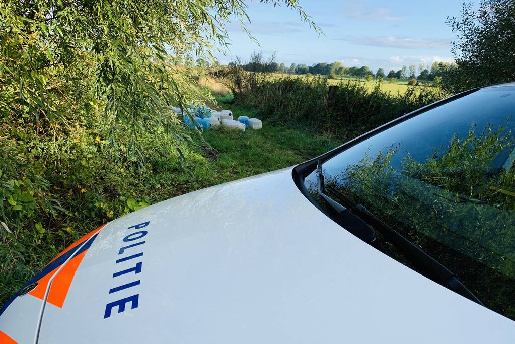 Vaten aangetroffen op zandpad