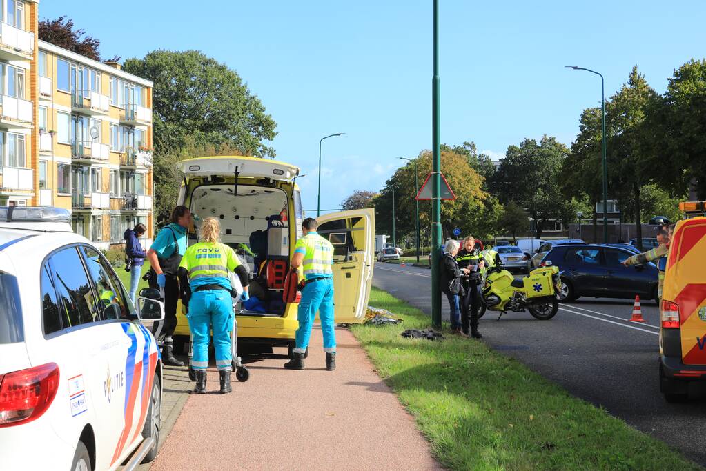 Man op snorbrommer aangereden door auto