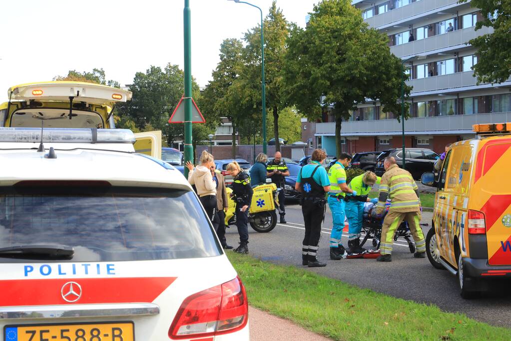 Man op snorbrommer aangereden door auto