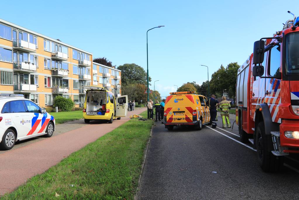 Man op snorbrommer aangereden door auto