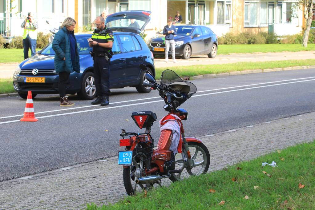 Man op snorbrommer aangereden door auto