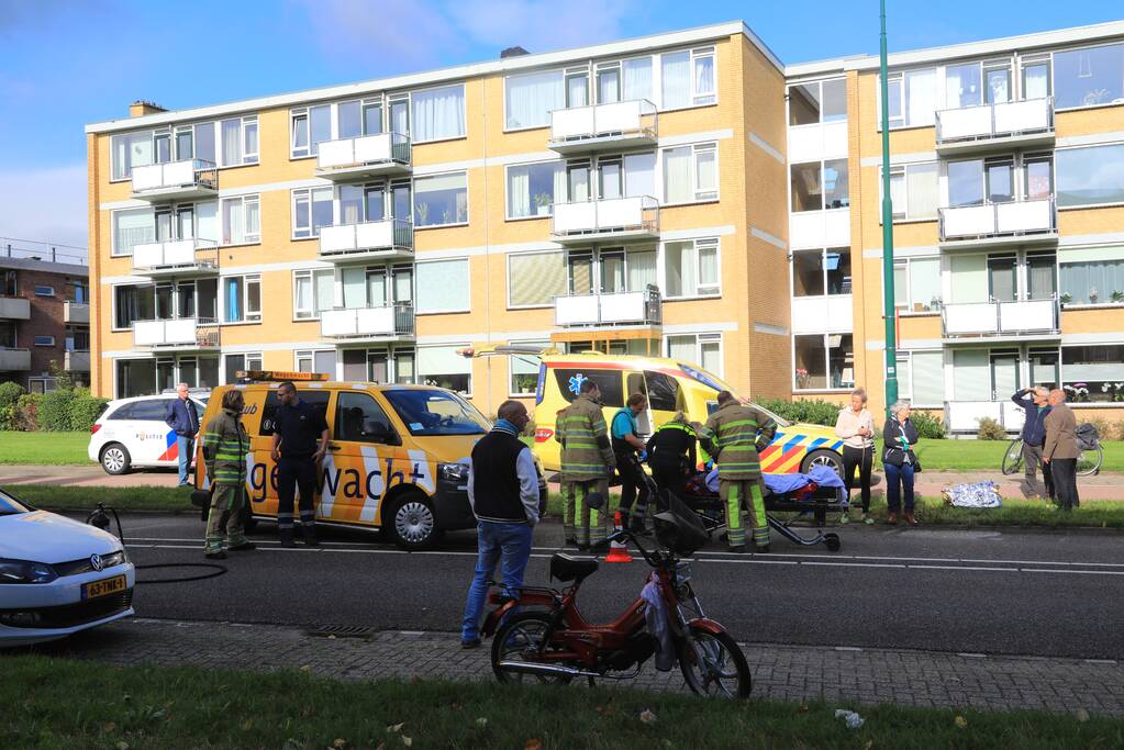 Man op snorbrommer aangereden door auto