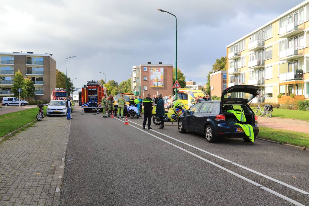 Man op snorbrommer aangereden door auto