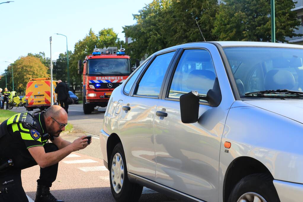 Man op snorbrommer aangereden door auto