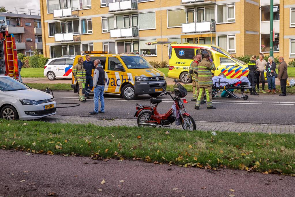 Man op snorbrommer aangereden door auto