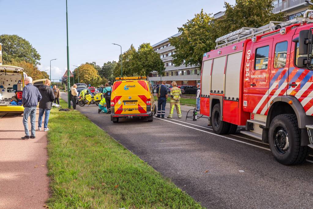 Man op snorbrommer aangereden door auto