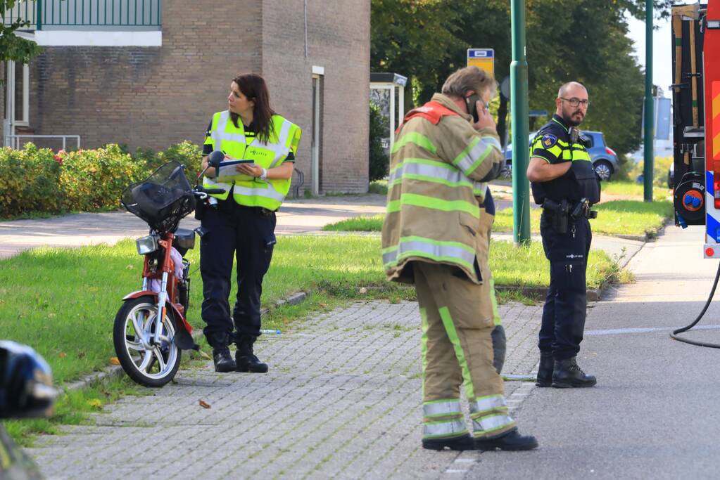Man op snorbrommer aangereden door auto