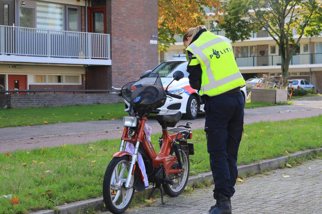 Man op snorbrommer aangereden door auto