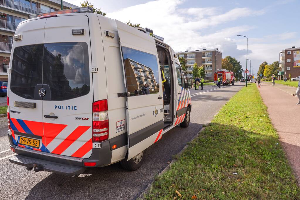 Man op snorbrommer aangereden door auto