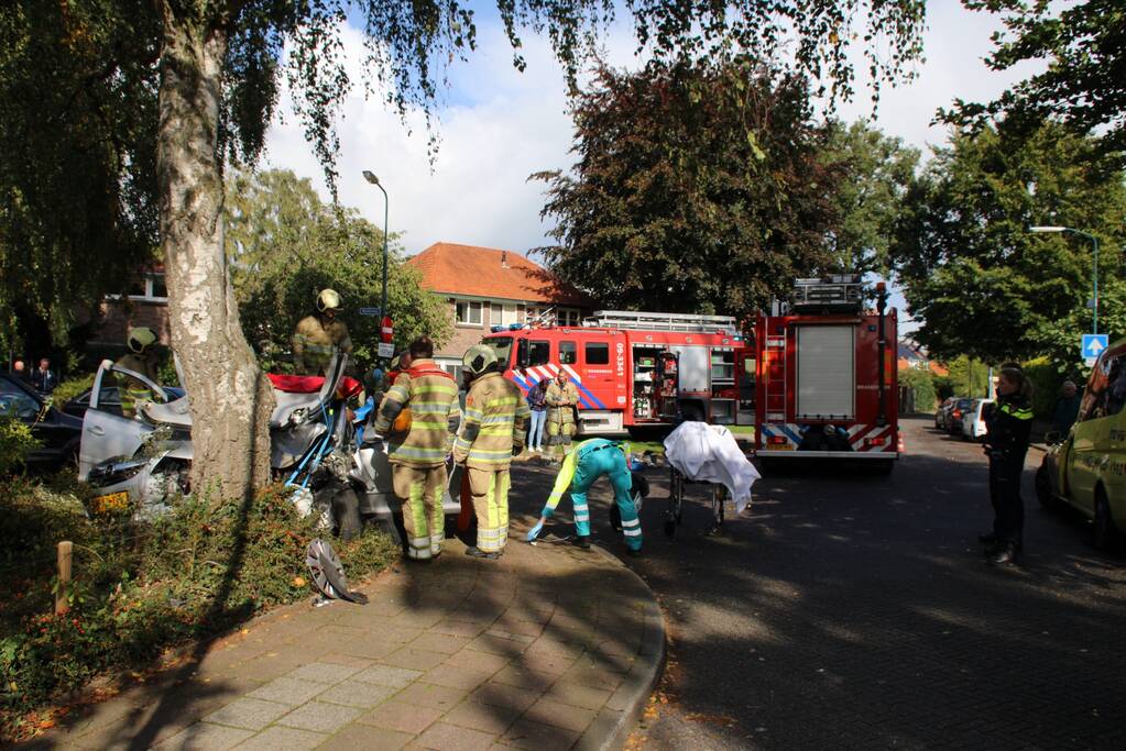 Automobiliste crasht tegen boom, brandweer knipt dak eraf
