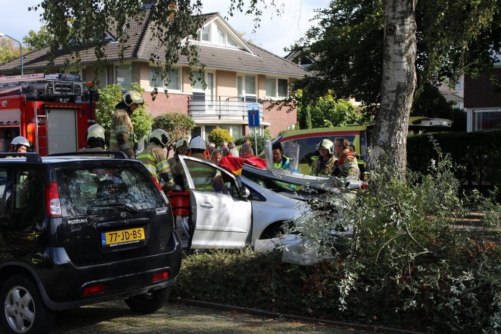 Automobiliste crasht tegen boom, brandweer knipt dak eraf