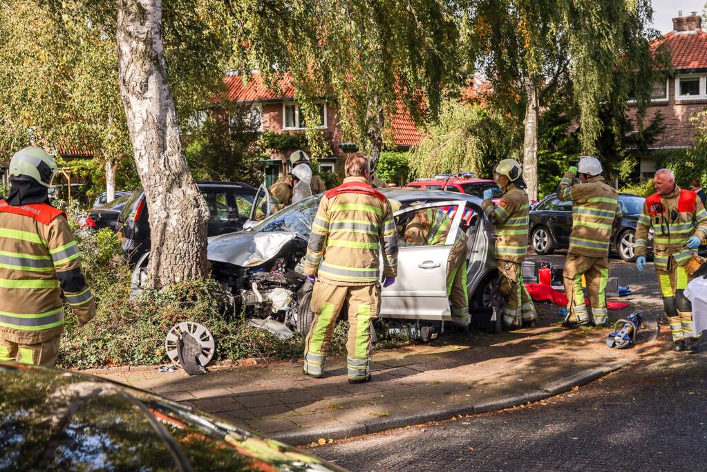 Automobiliste crasht tegen boom, brandweer knipt dak eraf