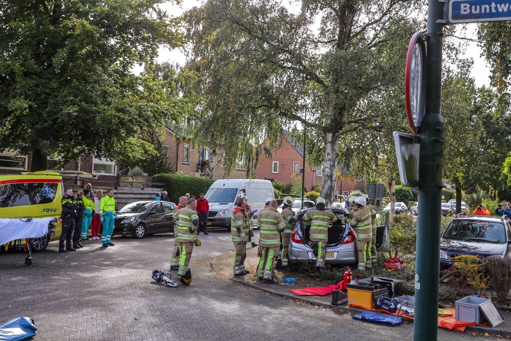 Automobiliste crasht tegen boom, brandweer knipt dak eraf