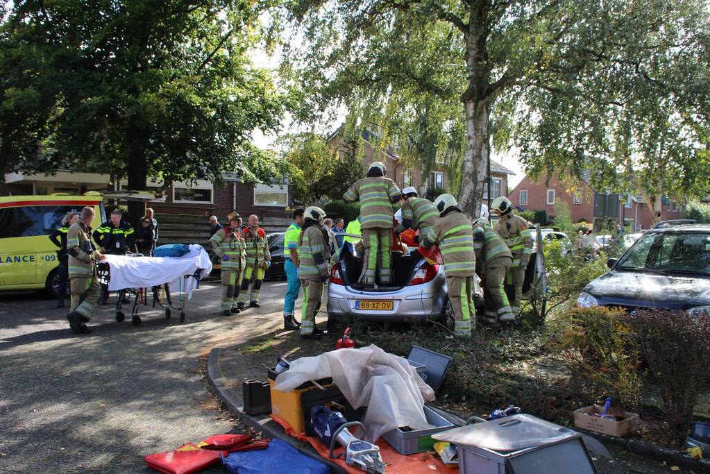 Automobiliste crasht tegen boom, brandweer knipt dak eraf