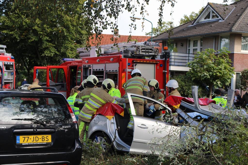 Automobiliste crasht tegen boom, brandweer knipt dak eraf
