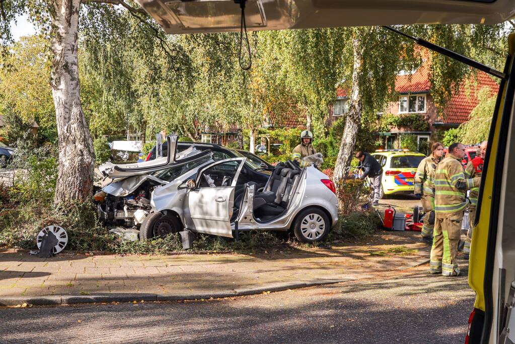 Automobiliste crasht tegen boom, brandweer knipt dak eraf