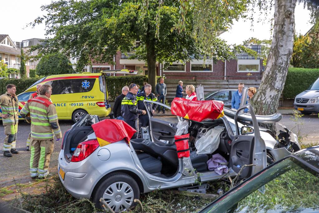 Automobiliste crasht tegen boom, brandweer knipt dak eraf