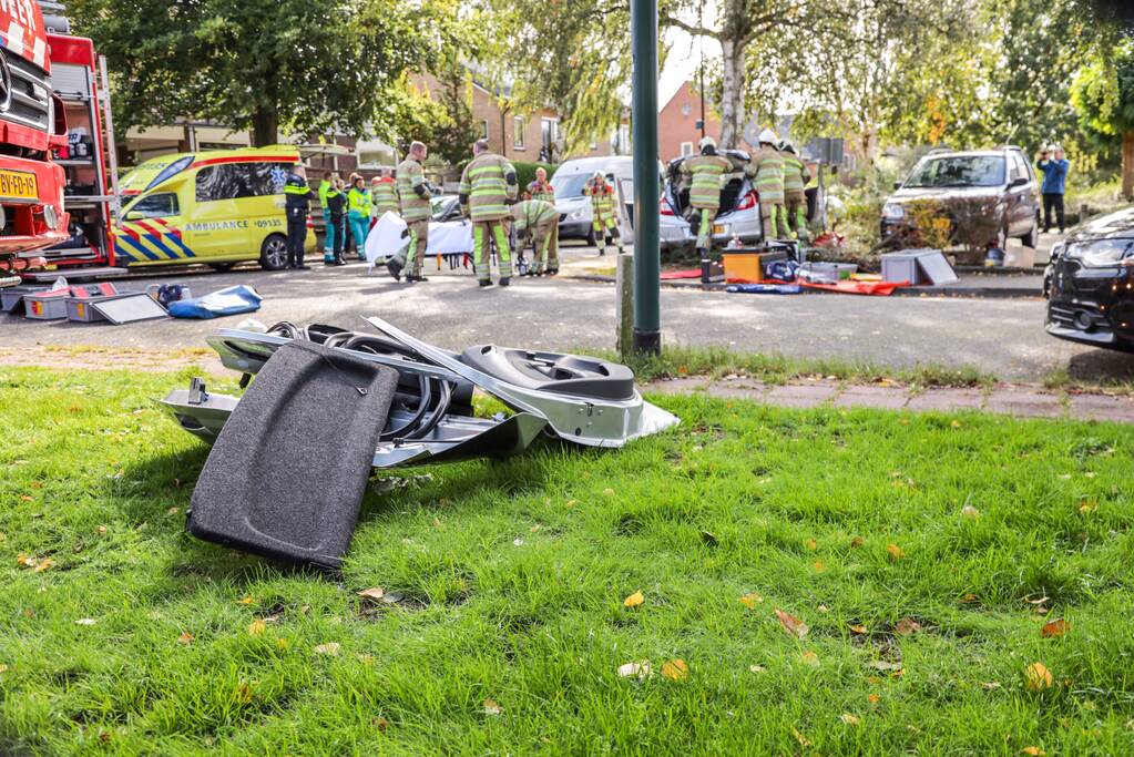 Automobiliste crasht tegen boom, brandweer knipt dak eraf