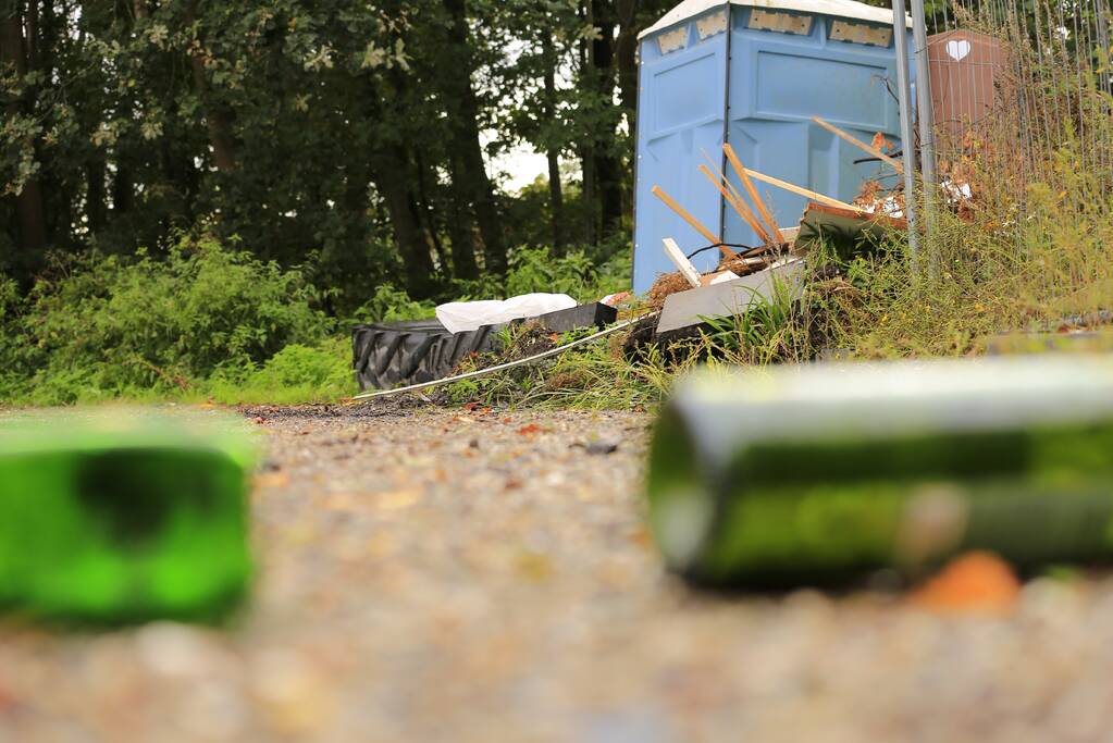 Trekkerbanden en sloopafval gedumpt op carpoolplaats