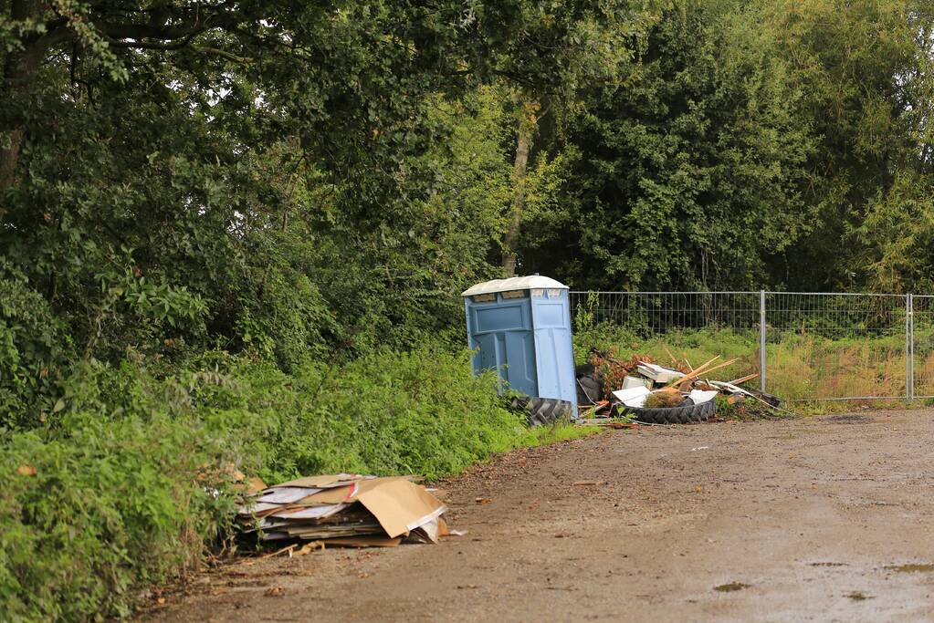 Trekkerbanden en sloopafval gedumpt op carpoolplaats