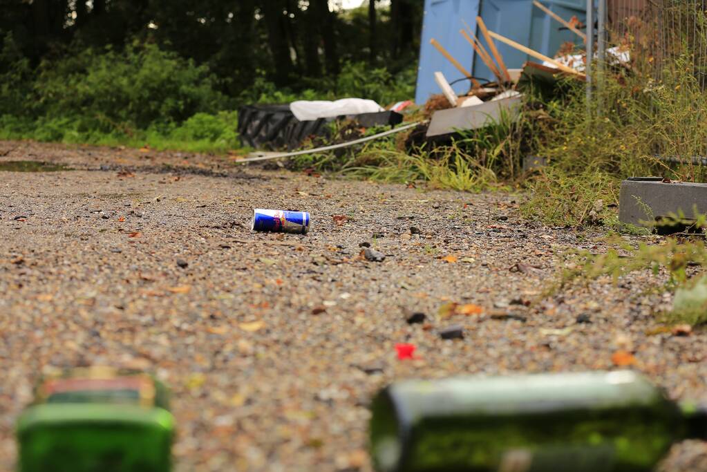 Trekkerbanden en sloopafval gedumpt op carpoolplaats
