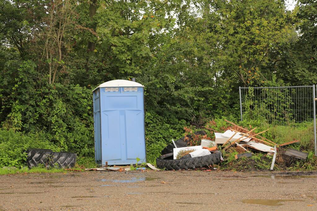 Trekkerbanden en sloopafval gedumpt op carpoolplaats