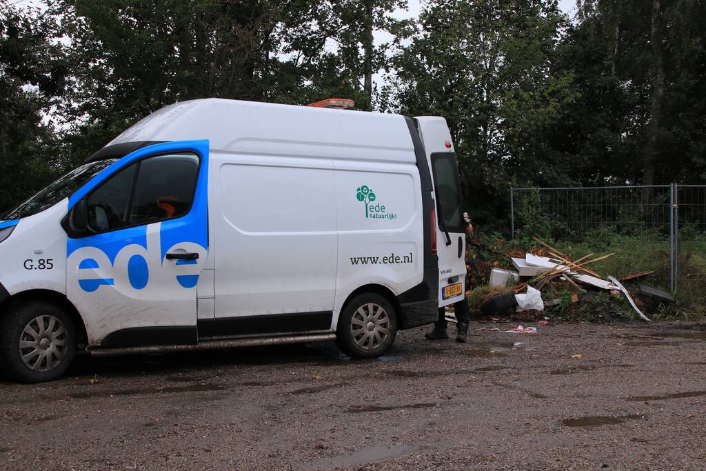 Trekkerbanden en sloopafval gedumpt op carpoolplaats